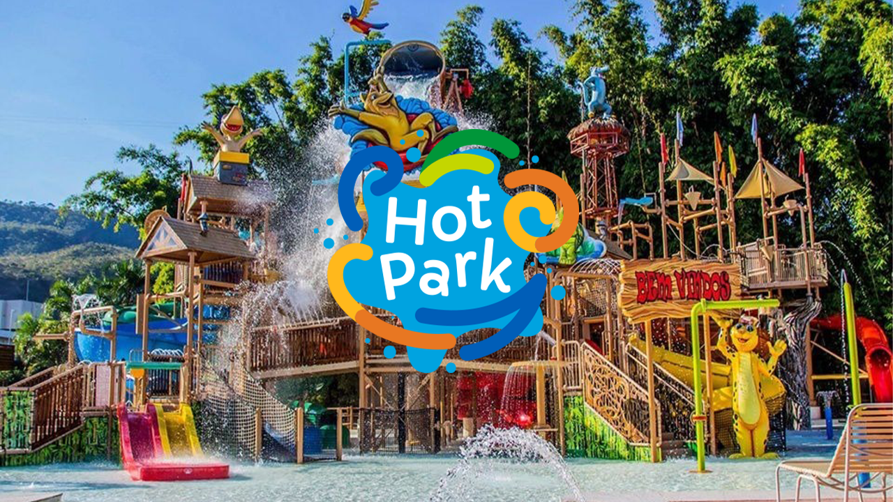 Famílias aproveitando parque aquático tropical